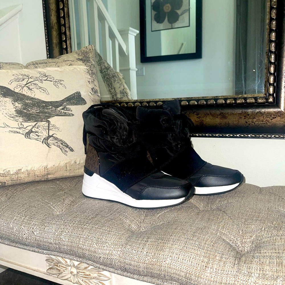 BNWT Michael Kors boots